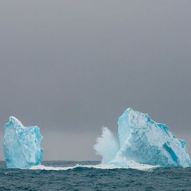 Wellen brechen an einem Eisberg von Erwin van Liempd