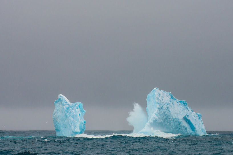 Wellen brechen an einem Eisberg von Erwin van Liempd