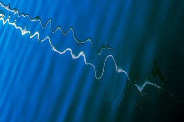 abstrakte Spiegelung Wellen Wasser von Dieter Walther