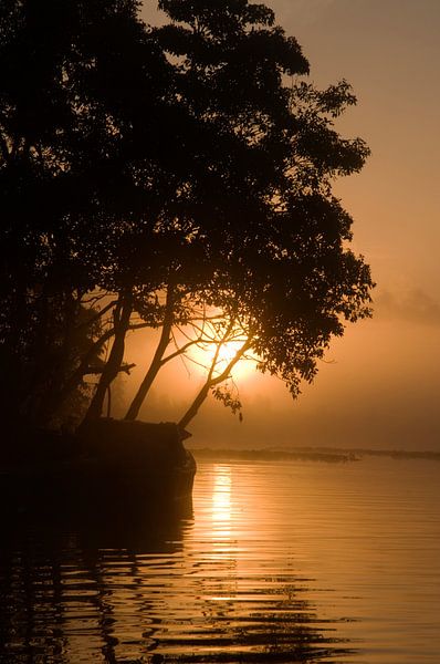Zonsopgang op het water van Margot van den Berg