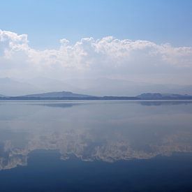 Waterscape of lake with cloudy sky reflection sur Anton Eine