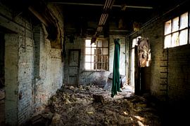 groen gordijn schittert in vervallen gebouw van Greet Pictaz