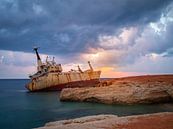 Sonnenuntergang und Schiffswrack auf Zypern von Teun Janssen Miniaturansicht