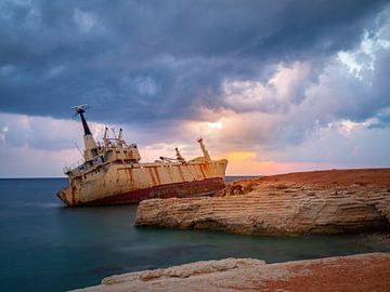 Zonsondergang en scheepswrak in Cyprus van Teun Janssen