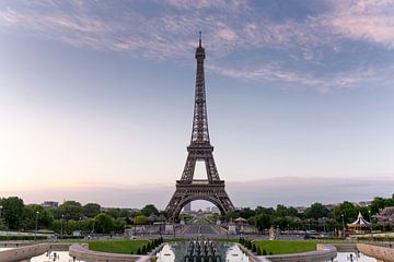 Der Eiffelturm vom Trocadero-Platz aus (Sonnenaufgang).