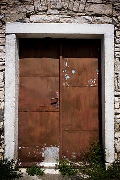 Dubbele stalen bruine roestige deur