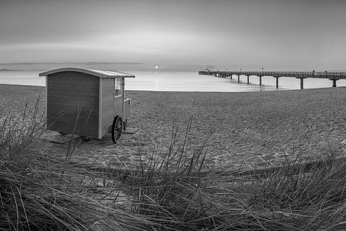 Zwemwagen op het strand aan de Oostzee in zwart-wit.