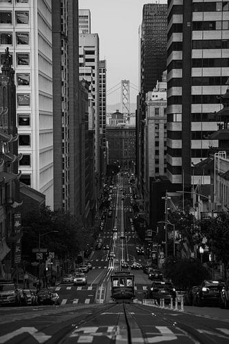 Série en noir et blanc | Cable Car San Francisco avec le Bay Bridge en arrière-plan