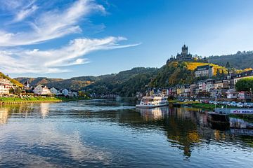 Cochem in Germany from the river Moselle. von Jan van Broekhoven