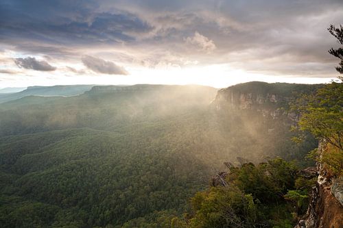 Kleurrijke avondlucht bij de Three Sisters, Echo Point, Australië.