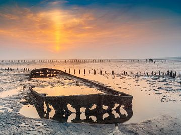 Wattenmeer-Wrack - Schiffswrack bei Wierum von Hillebrand Breuker