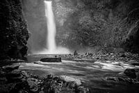 Puissante chute d'eau par la pluie près de Banaue (Philippines) en noir et blanc