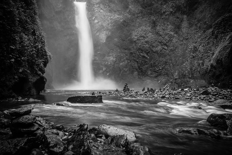 Mächtiger Wasserfall durch Regenfälle bei Banaue (Philippinen) in schwarz-weiß von Laurens Coolsen