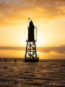 Leuchtturm an der Nordsee im Sonnenuntergang