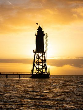 Leuchtturm an der Nordsee im Sonnenuntergang von Nils Steiner