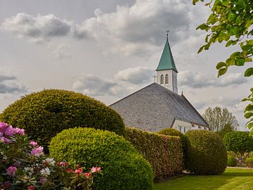 Kerk met rustige tuin van Dennis Schweitzer
