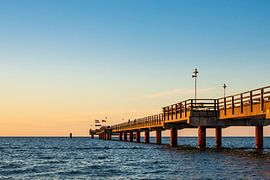 Seebrücke an der Ostseeküste in Prerow van Rico Ködder