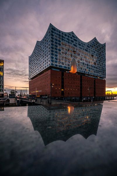 Elbphilharmonie Hamburg bij zonsondergang met weerspiegeling van Fotos by Jan Wehnert