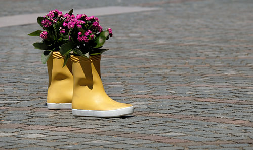 Gelbe Gummistiefel mit Blumen