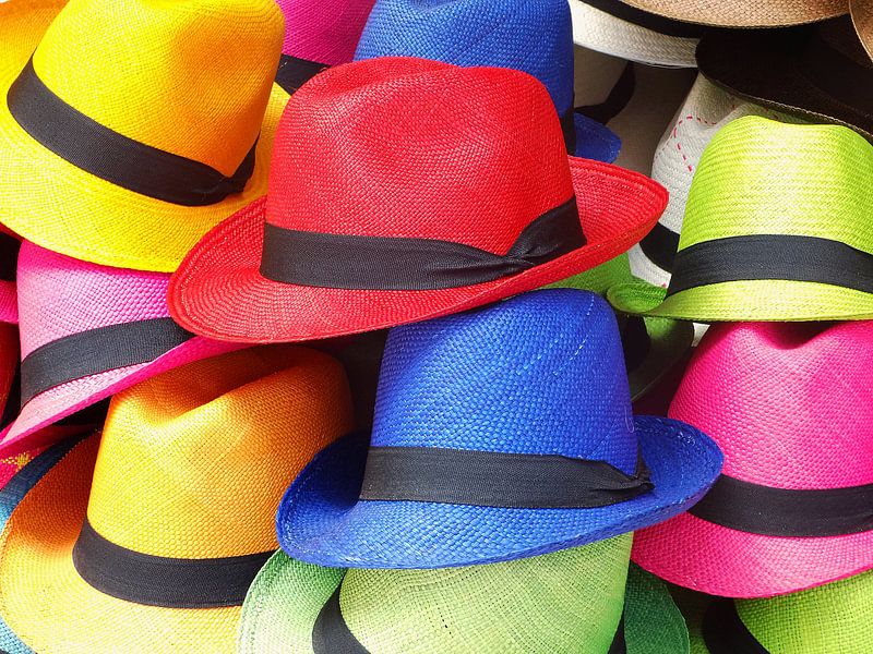 Gekleurde hoeden in Cartagena, Colombia van Henny Hagenaars