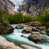 Norwegische Landschaft in dem Gletschertal des Briksdalbreen und einem schnell fließenden Gletscherbach mit klarem blau grünem Wasser von Stefan Dinse