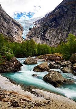Noors landschap in de gletsjervallei van Briksdalbreen en een snelstromend gletsjerbeekje met helder blauwgroen water van Stefan Dinse