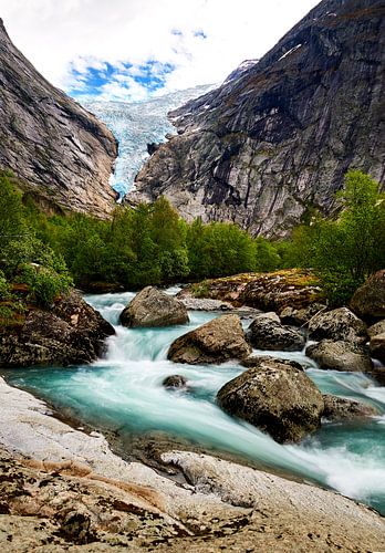 Noors landschap in de gletsjervallei van Briksdalbreen en een snelstromend gletsjerbeekje met helder blauwgroen water