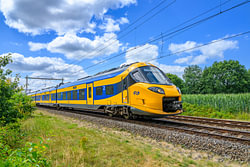 Un train interurbain ICNG circulant sur une voie ferrée