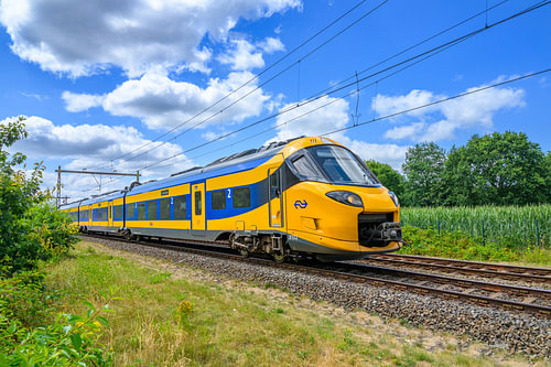 Un train interurbain ICNG circulant sur une voie ferrée sur Sjoerd van der Wal Photographie