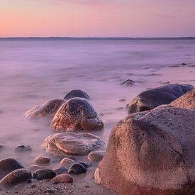 Zee en strand en zonsondergang van Pureframed Photos