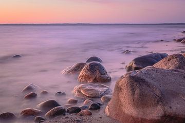 Zee en strand en zonsondergang van Pureframed Photos