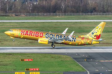 TUIfly's gold-colored Boeing 737-800: the Haribo Goldbären livery. by Jaap van den Berg