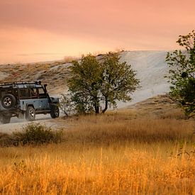 Geländewagen in der Landschaft von Kappadokien bei Sonnenuntergang von Melissa Peltenburg