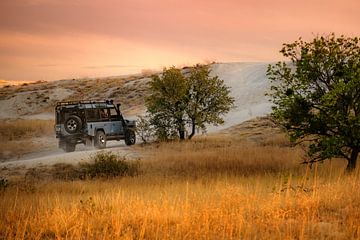 Terreinwagen in het landschap van Cappadocië met zonsondergang