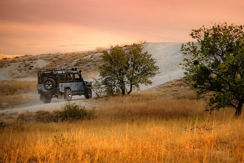 Voiture tout terrain dans le paysage de la Cappadoce avec coucher de soleil par Melissa Peltenburg