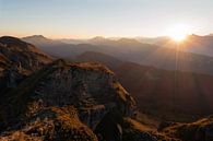 Schweizer Alpen, Berner Oberland, herrlicher Sonnenaufgang über hintereinader gestaffelten Bergkämme von wunderbare Erde Miniaturansicht