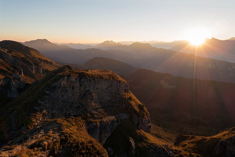 Schweizer Alpen, Berner Oberland, herrlicher Sonnenaufgang über hintereinader gestaffelten Bergkämme von wunderbare Erde