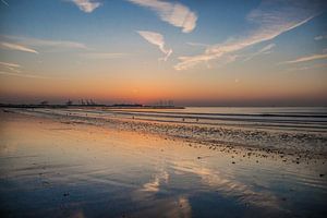 Zonsondergang aan zee