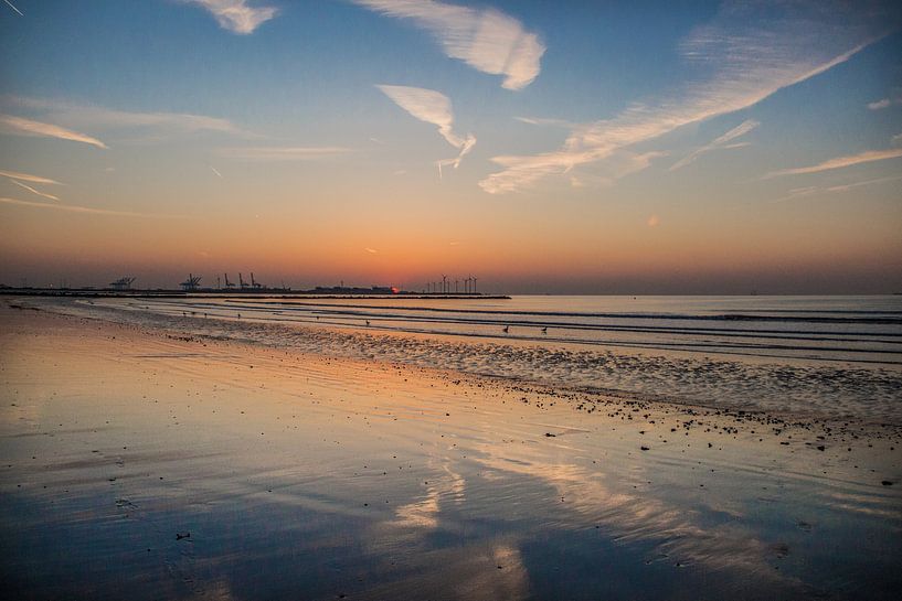 Zonsondergang aan zee van Ronald De Neve