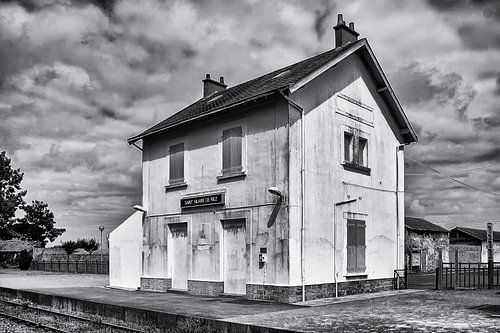 Stationshuis met perron