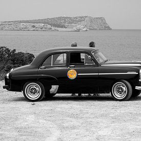 Old Timer auto op Ibiza uitzicht op zee.  Vauxhaull Velox van Elfriede de Jonge Boeree