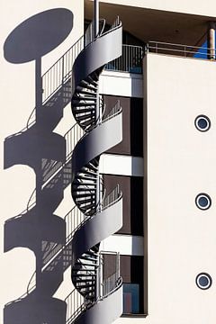 Escalier en colimaçon immeuble de bureaux Maastricht sur Rob Boon