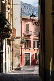 Blick durch das bunte Sulmona in Italien. von André Blom Fotografie Utrecht