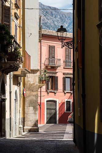 Doorkijkje in het kleurrijke Sulmona in Italië.