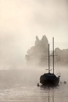 Segelboot bei Nebel sur Jana Behr