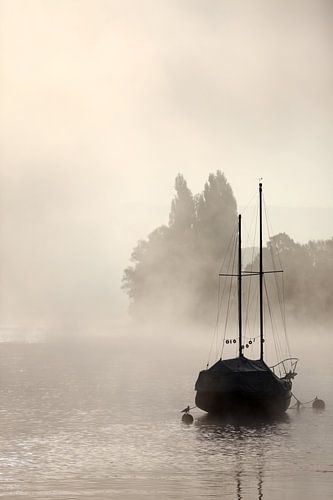 Segelboot bei Nebel