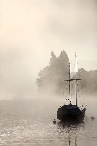 Segelboot bei Nebel van Jana Behr