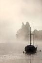 Segelboot bei Nebel van Jana Behr thumbnail