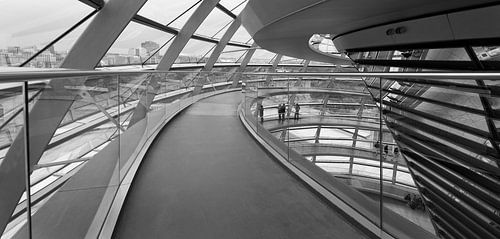 De transparante koepel van de Rijksdag in Berlijn