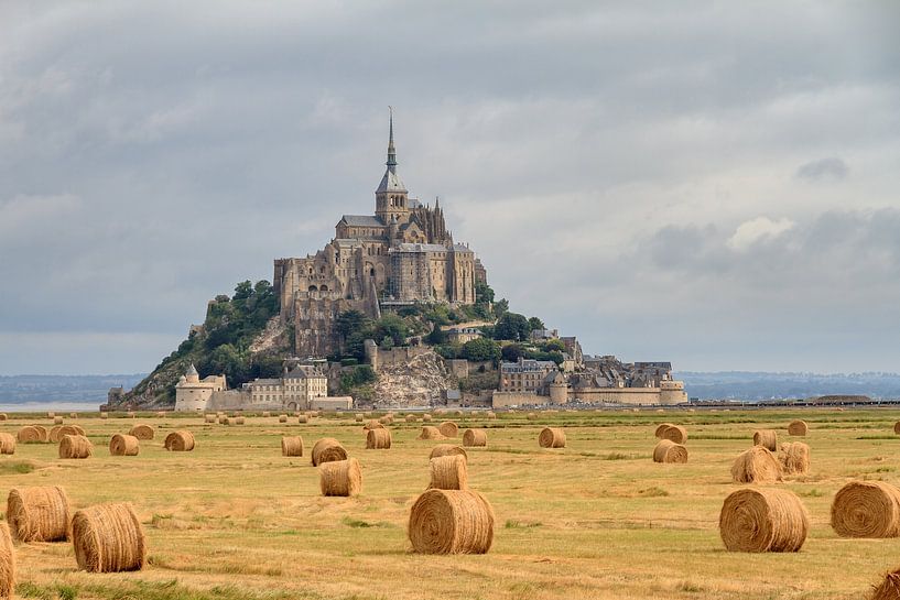 Heuballen auf dem Feld in der Nähe des Mont Saint-Michel von Dennis van de Water